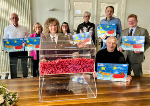 Mehr über den Artikel erfahren Ein Fünfer für die Jugend – Auslosung der Weihnachtslotterie